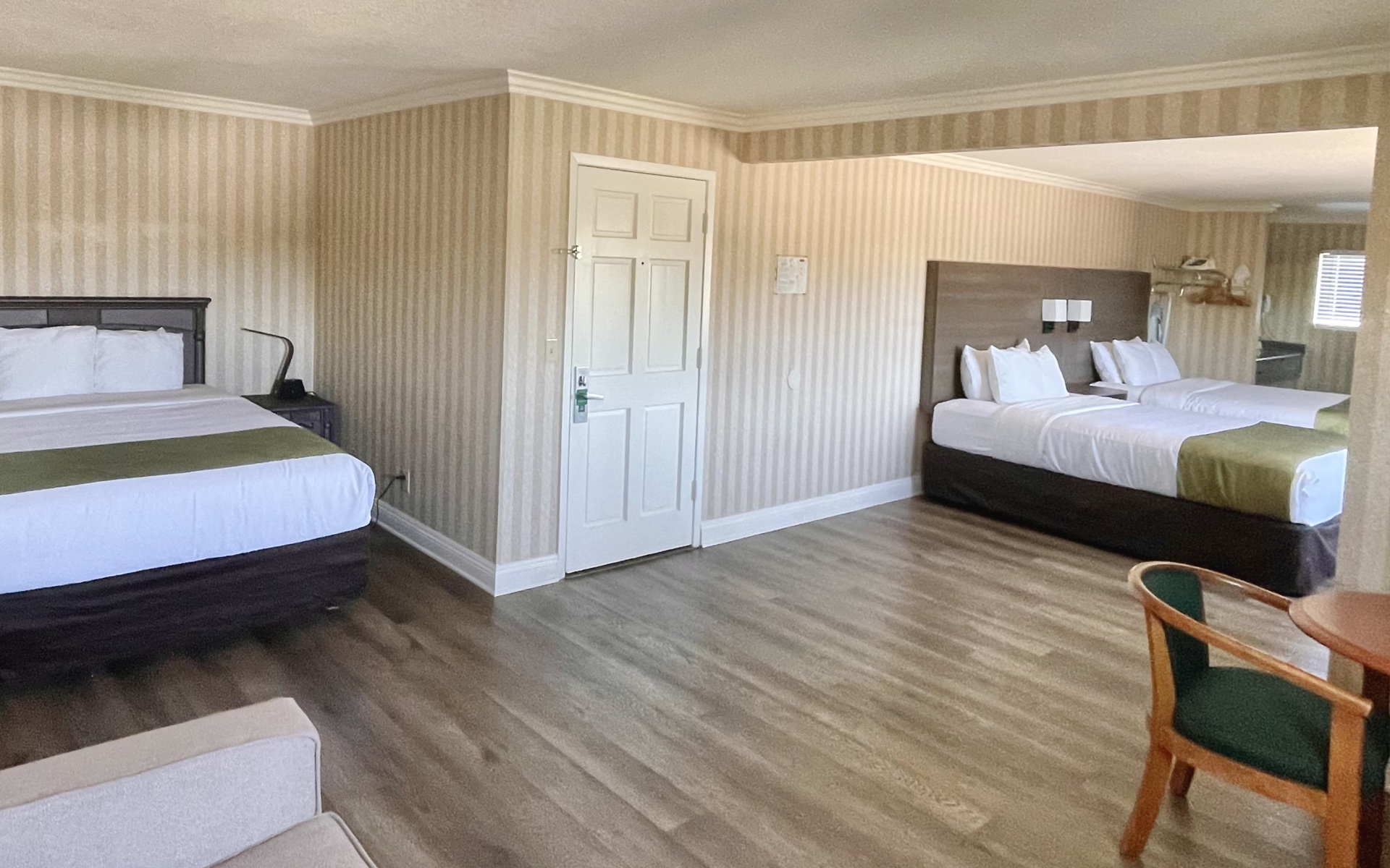 Quality Inn & Suites Maingates -Three Queen Beds